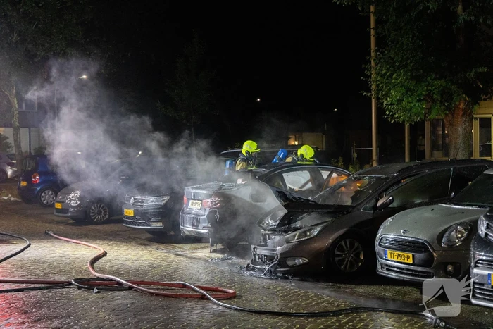 Meerdere voertuigen beschadigd door brand