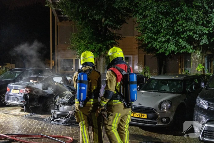 Meerdere voertuigen beschadigd door brand