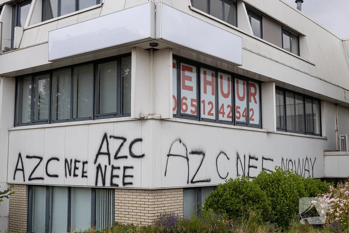 Woontoren voor 150 asielzoekers beklad