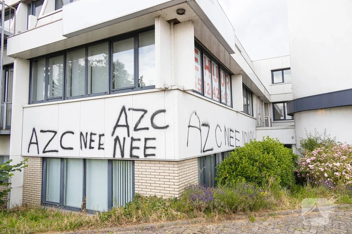 Woontoren voor 150 asielzoekers beklad