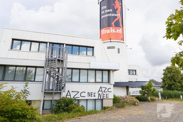 Woontoren voor 150 asielzoekers beklad