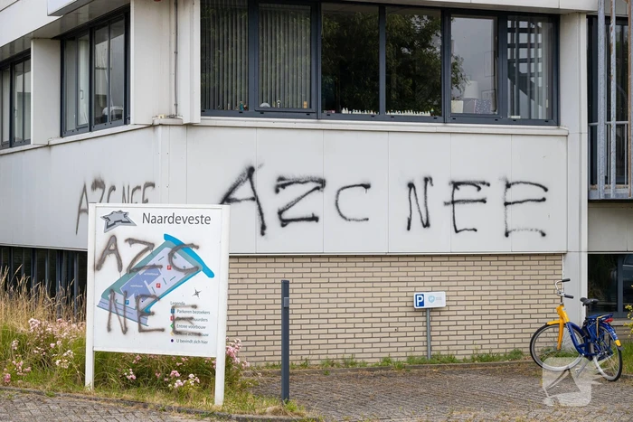 Woontoren voor 150 asielzoekers beklad