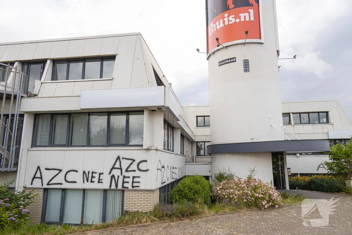 Woontoren voor 150 asielzoekers beklad