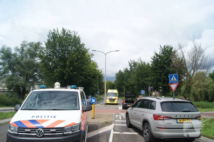 Fietser geschept door automobilist op oversteekplaats