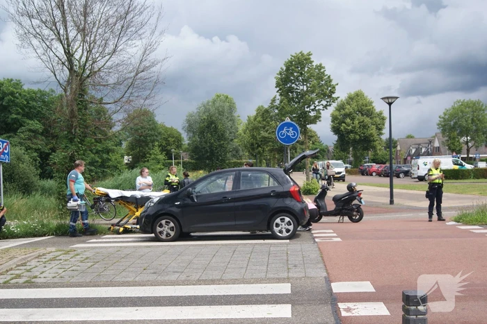 Fietser geschept door automobilist op oversteekplaats