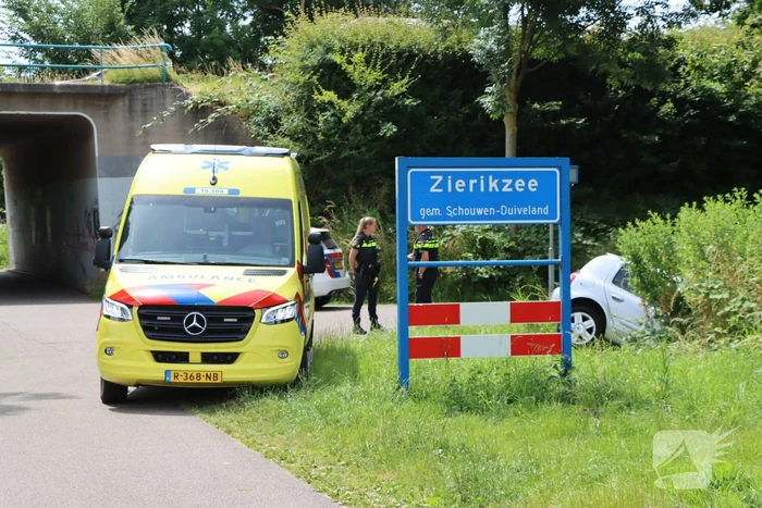 Automobilist mist bocht en komt in sloot terecht