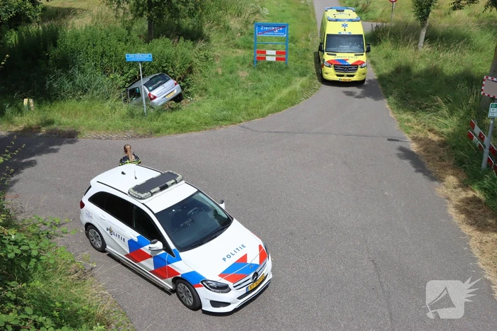 Automobilist mist bocht en komt in sloot terecht