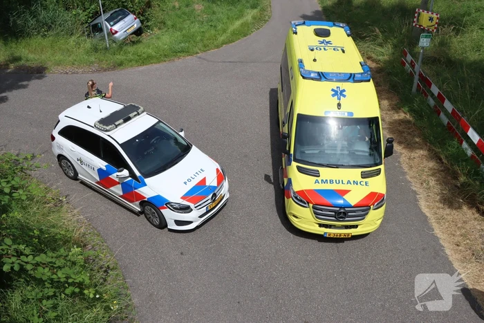 Automobilist mist bocht en komt in sloot terecht