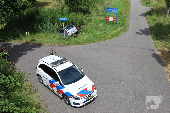 Automobilist mist bocht en komt in sloot terecht
