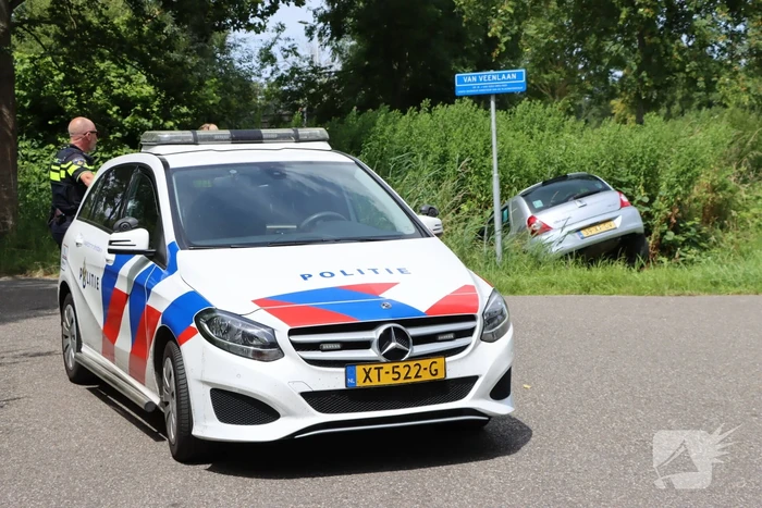 Automobilist mist bocht en komt in sloot terecht