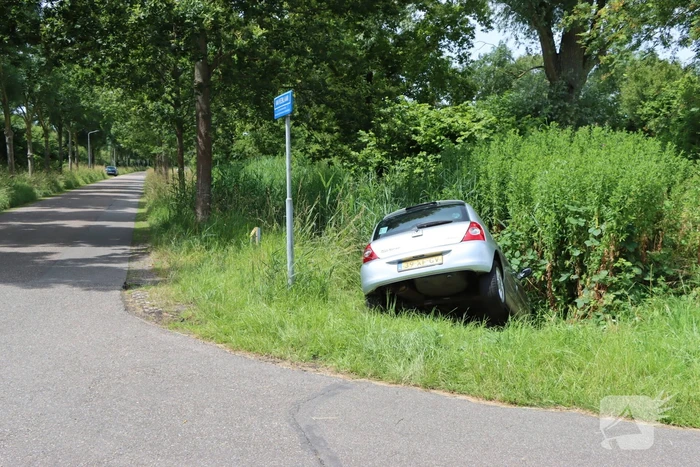 Automobilist mist bocht en komt in sloot terecht