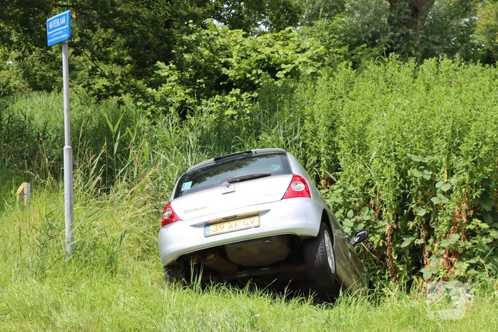 Automobilist mist bocht en komt in sloot terecht