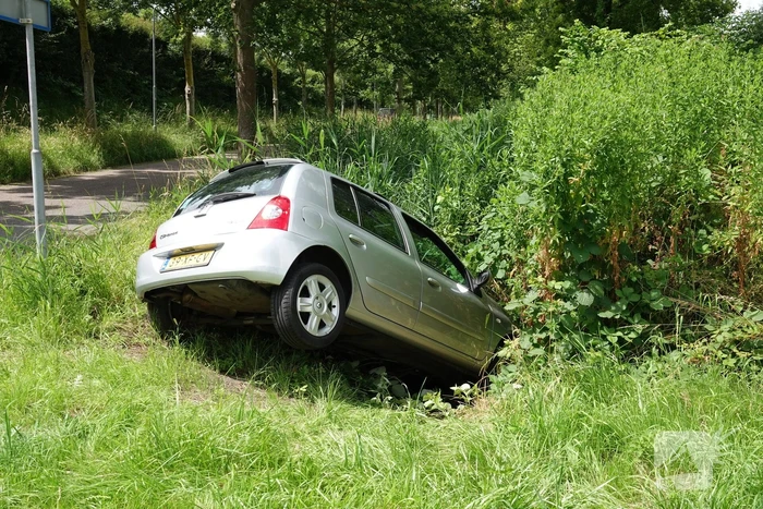 Automobilist mist bocht en komt in sloot terecht