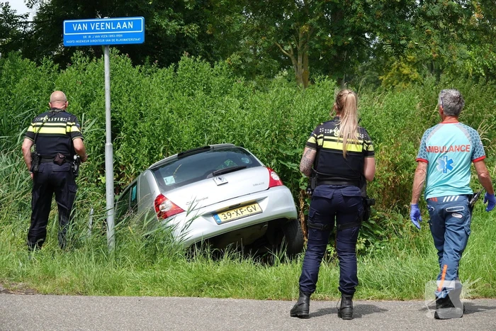Automobilist mist bocht en komt in sloot terecht