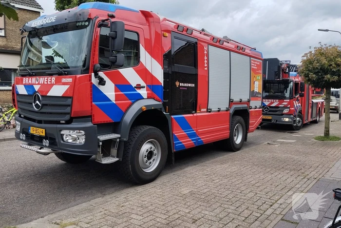 Brandweer druk met vogel die vastzit in bak van rolluik