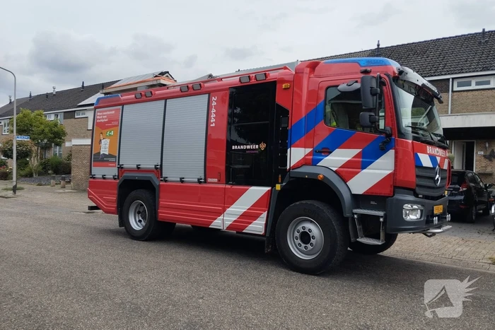 Brandweer druk met vogel die vastzit in bak van rolluik