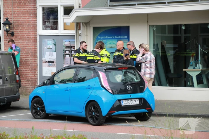 Twee voertuigen botsen op elkaar