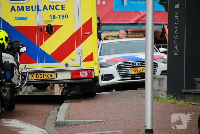 Twee voertuigen botsen op elkaar