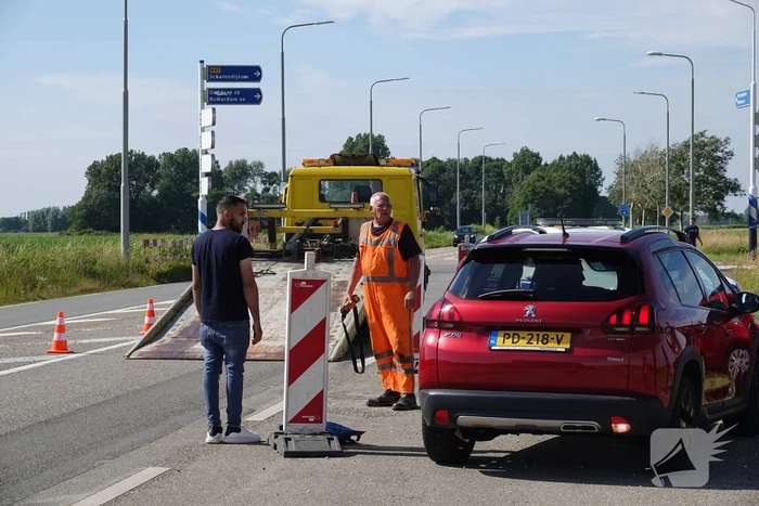 Twee auto's botsen op kruising