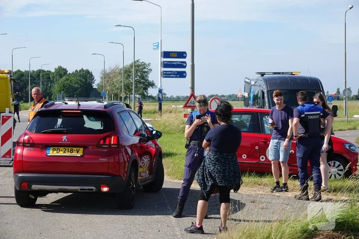Twee auto's botsen op kruising