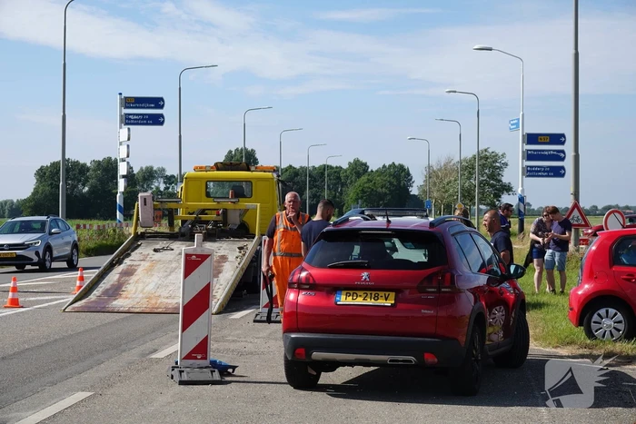 Twee auto's botsen op kruising