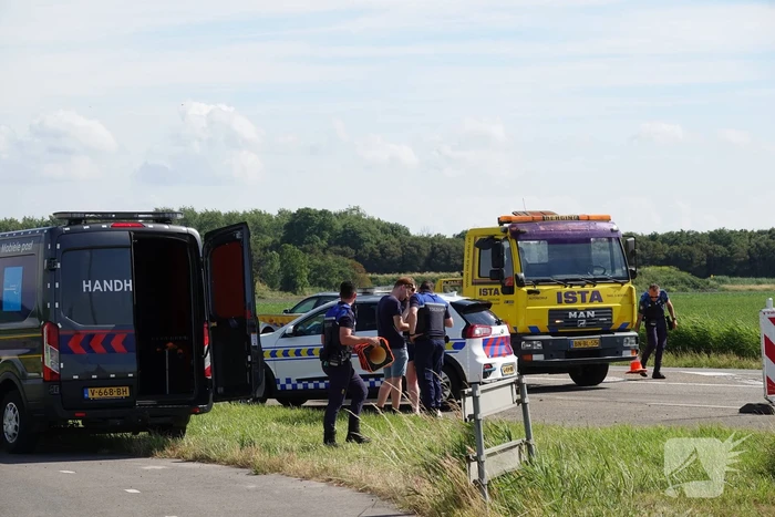 Twee auto's botsen op kruising
