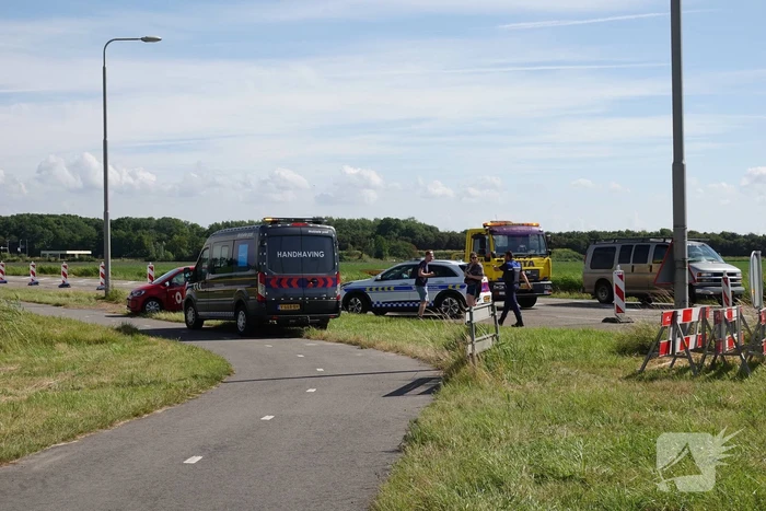 Twee auto's botsen op kruising