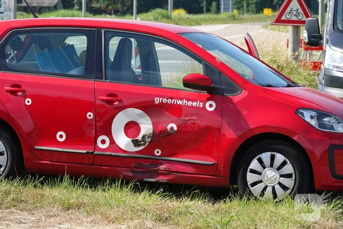 Twee auto's botsen op kruising