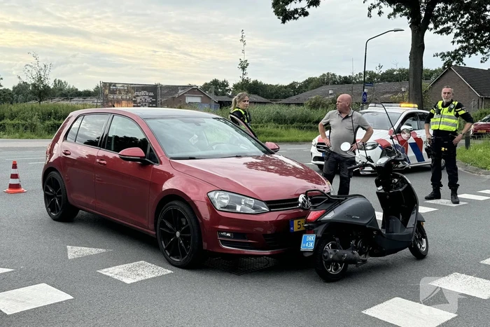 Automobilist rijdt door na ernstige aanrijding met scooterrijder
