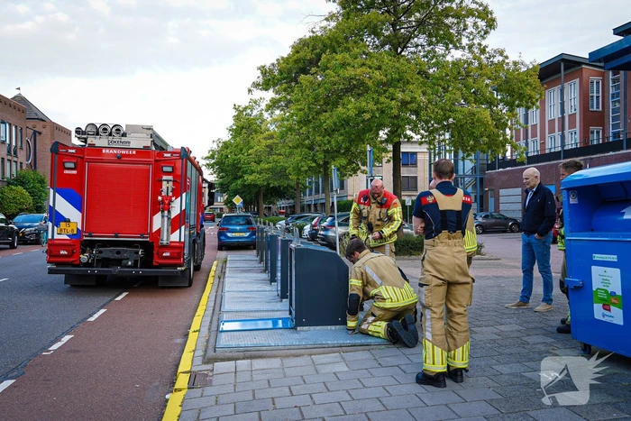 Brandweer maakt bewoner blij met verloren telefoonhoes met inhoud
