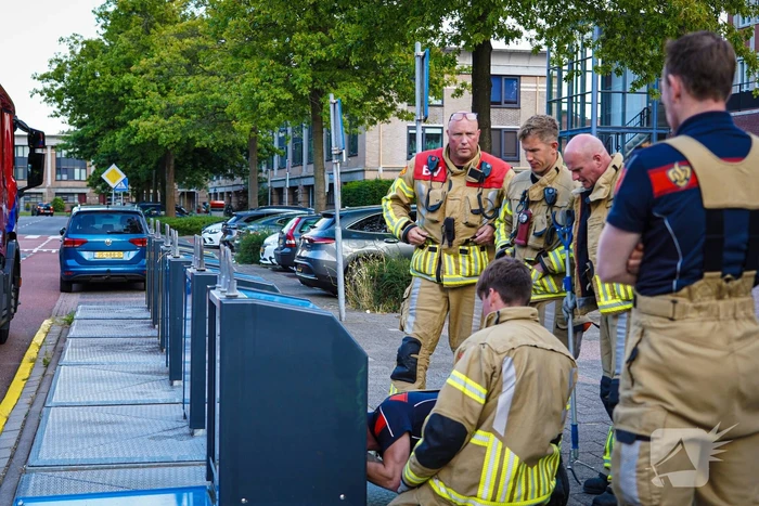 Brandweer maakt bewoner blij met verloren telefoonhoes met inhoud