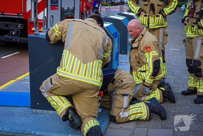 Brandweer maakt bewoner blij met verloren telefoonhoes met inhoud