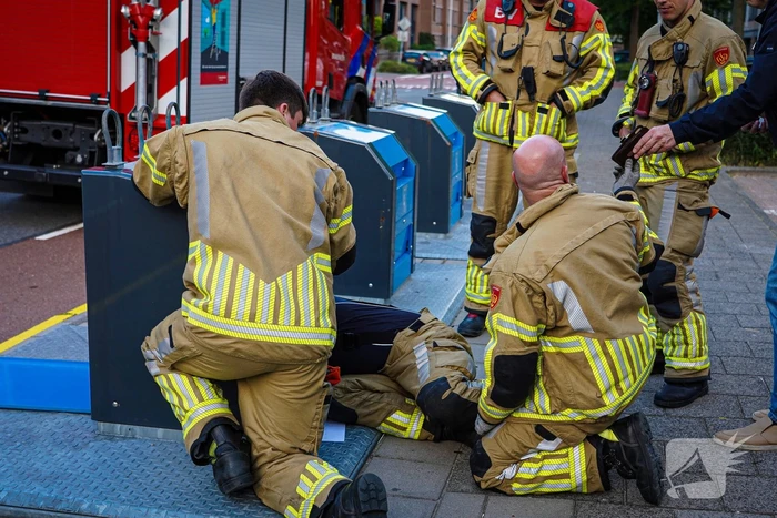 Brandweer maakt bewoner blij met verloren telefoonhoes met inhoud