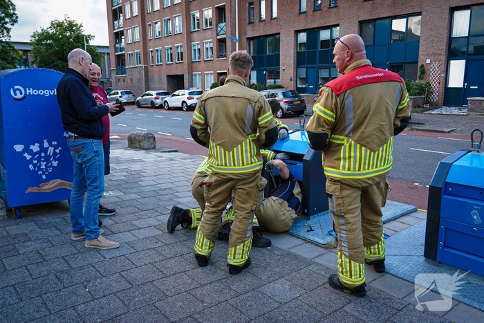 Brandweer maakt bewoner blij met verloren telefoonhoes met inhoud