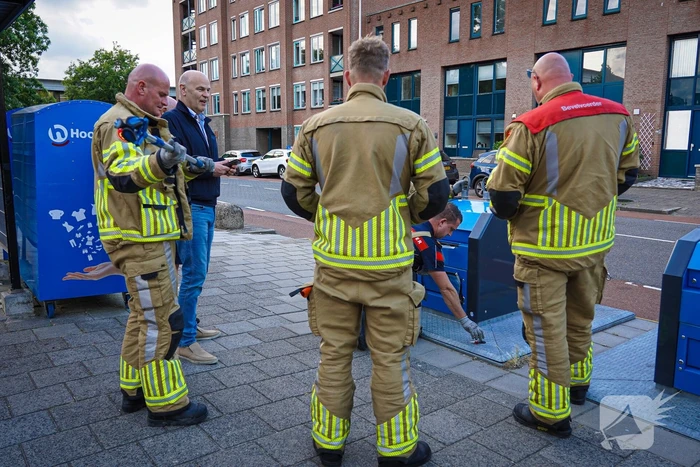 Brandweer maakt bewoner blij met verloren telefoonhoes met inhoud