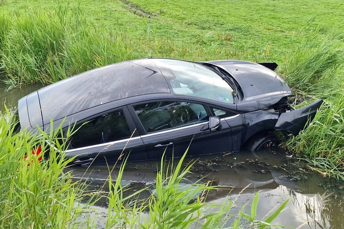 Hardloopster ternauwernood ontsnapt aan crashende auto