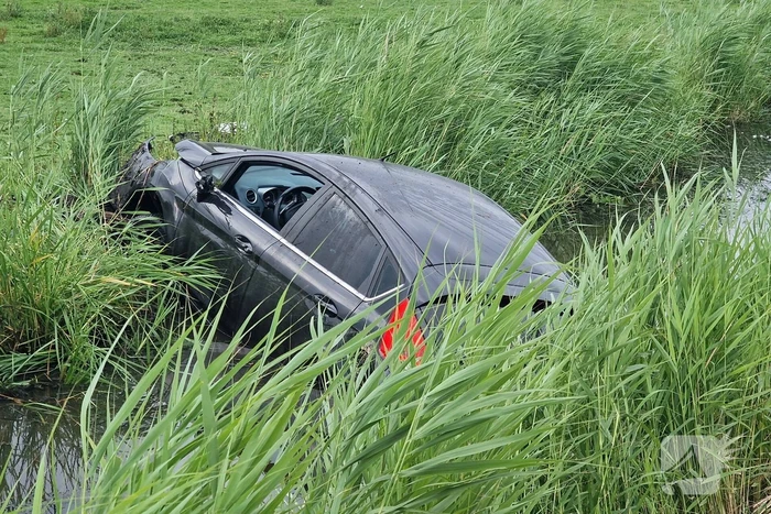 Hardloopster ternauwernood ontsnapt aan crashende auto