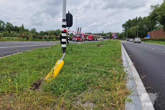 Hardloopster ternauwernood ontsnapt aan crashende auto