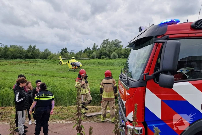 Hardloopster ternauwernood ontsnapt aan crashende auto