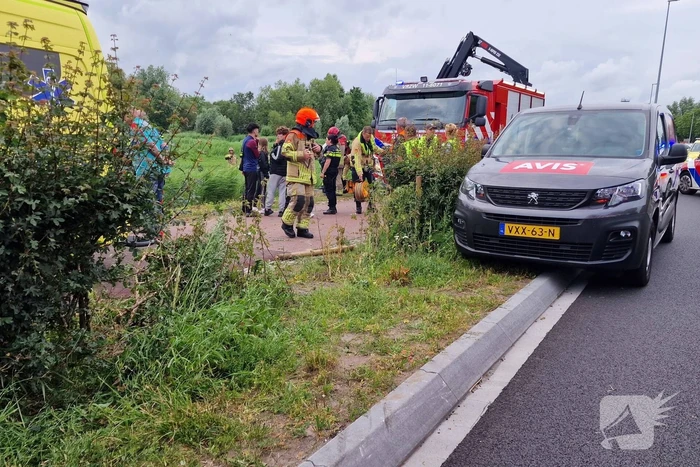 Hardloopster ternauwernood ontsnapt aan crashende auto