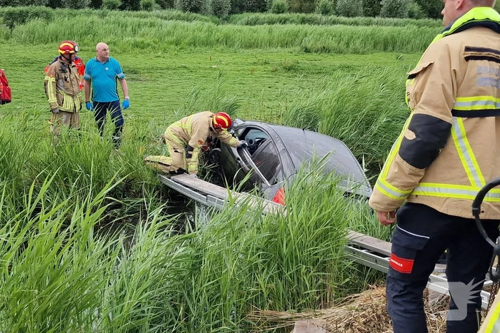 Hardloopster ternauwernood ontsnapt aan crashende auto