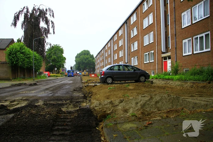 Asfalt om geparkeerde auto verwijderd