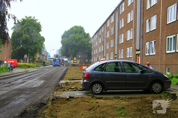 Asfalt om geparkeerde auto verwijderd