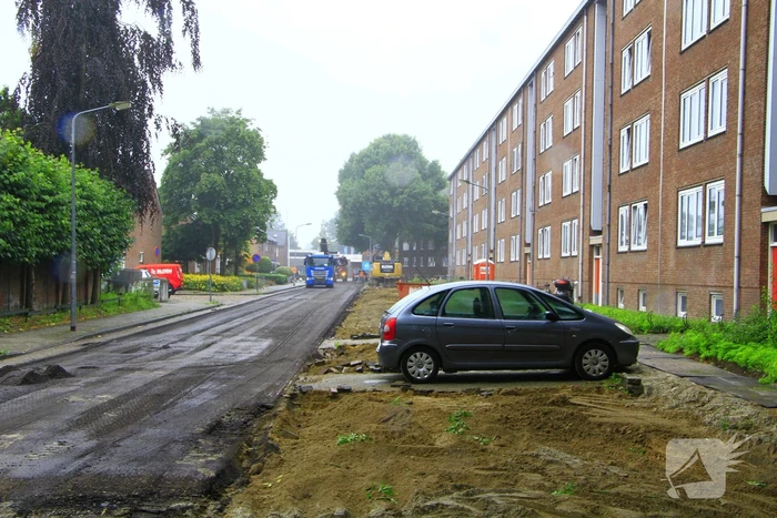 Asfalt om geparkeerde auto verwijderd