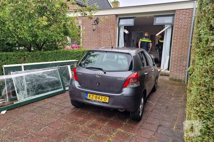 Automobilist rijdt tegen woning overburen