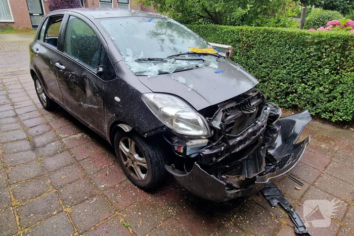 Automobilist rijdt tegen woning overburen