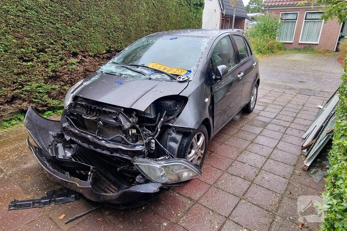 Automobilist rijdt tegen woning overburen
