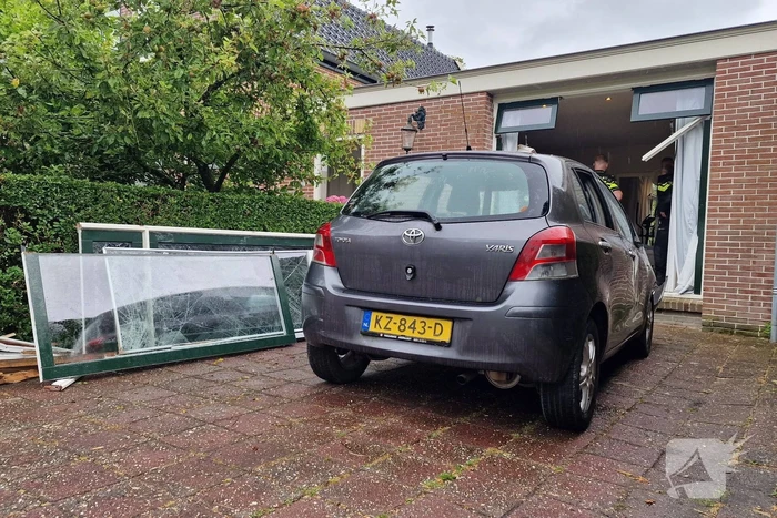 Automobilist rijdt tegen woning overburen