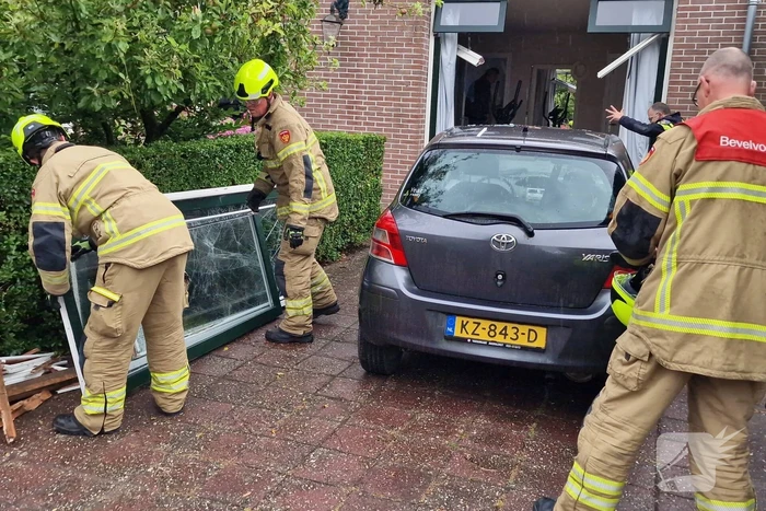 Automobilist rijdt tegen woning overburen