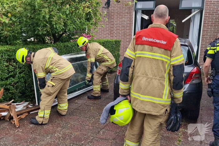 Automobilist rijdt tegen woning overburen